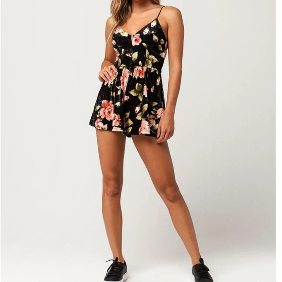 TILLY'S IVY & MAIN Crushed Velvet / Velour Floral Romper Jumpsuit - size small - Picture 1 of 8